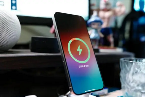 黄州苹果15换屏服务分享用什么充电器给iPhone15充电更好 